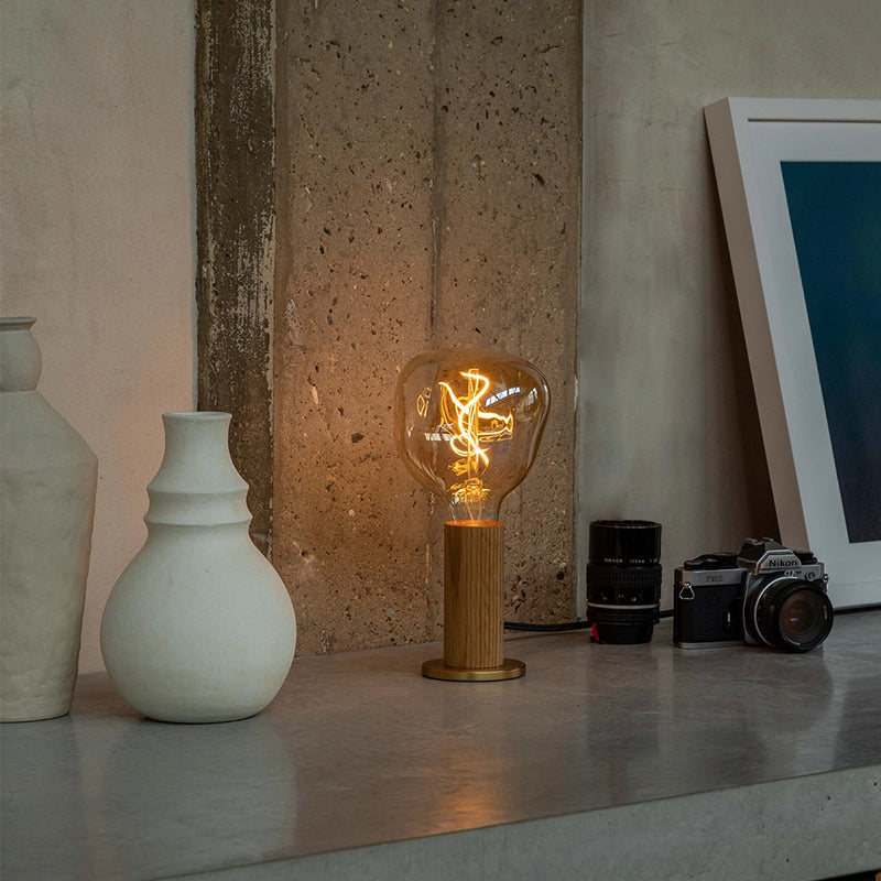 Knuckle Table Lamp Oak with Voronoi-I Bulb